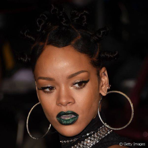 Com este batom verde de acabamento metalizado, Rihanna provou, mais uma vez, que n?o tem medo de arriscar na make